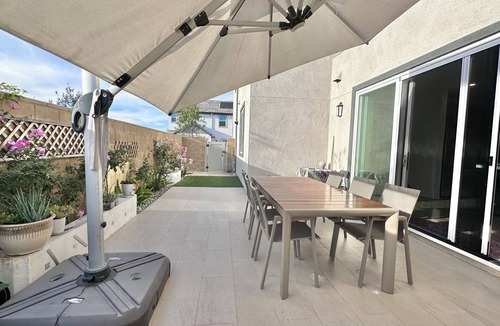 Irvine House | 4-Bedroom Sunlight Retreat in Irvine