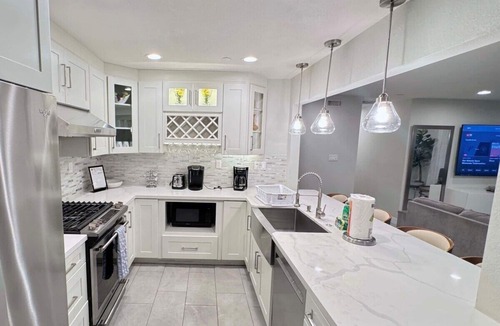 Southwest Anaheim House | ☀️4 BR Villa - Heated Pool/Spa Walk to Disneyland