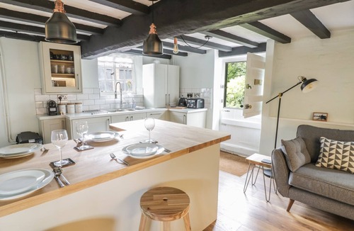 City Centre Cottage | 4 MASONS COURT, family friendly, with a garden in Stratford-Upon-Avon