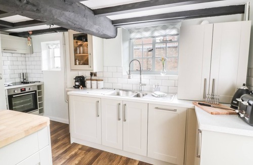 City Centre Cottage | 4 MASONS COURT, family friendly, with a garden in Stratford-Upon-Avon