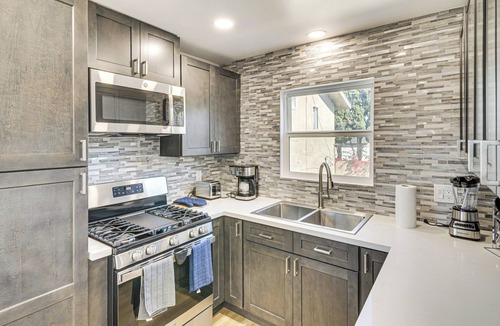 View Park-Windsor Hills House | 4 Mi to SoFi Stadium: Pet-Friendly LA Area Home