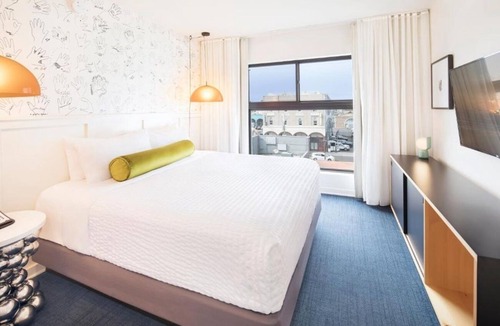 Venice Hotel | 4 Scenic Rooms w/Balcony | Rooftop | Free Breakfast | Steps to Venice Fun