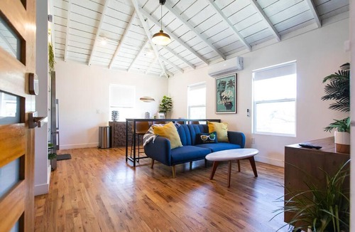 Santa Ana Apartment | 400mbps Internet with Parking, AC and 65inch 4kTV only 5miles to Disney