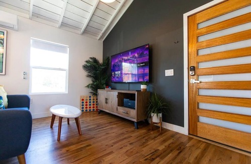 Santa Ana Apartment | 400mbps Internet with Parking, AC and 65inch 4kTV only 5miles to Disney