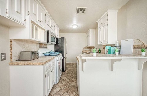 Raisin House | 4689 E Cambridge House · Fresno Airport Wonderfull Home King Bed, deep bath