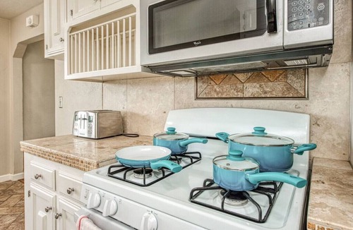 Raisin House | 4689 E Cambridge House · Fresno Airport Wonderfull Home King Bed, deep bath