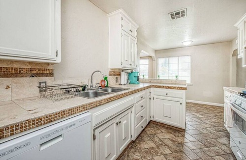 Raisin House | 4689 E Cambridge House · Fresno Airport Wonderfull Home King Bed, deep bath