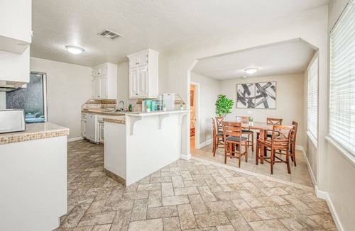 Raisin House | 4689 E Cambridge House · Fresno Airport Wonderfull Home King Bed, deep bath
