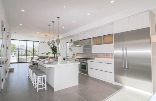 Yorktown House | 470a) Modern Paradise - walk to beach- sleeps 10