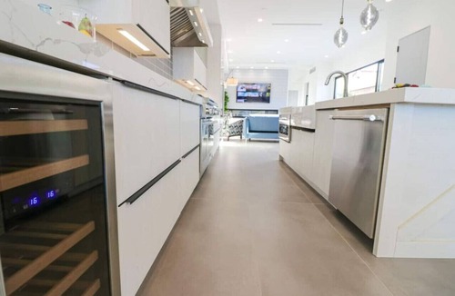 Yorktown House | 470a) Modern Paradise - walk to beach- sleeps 10