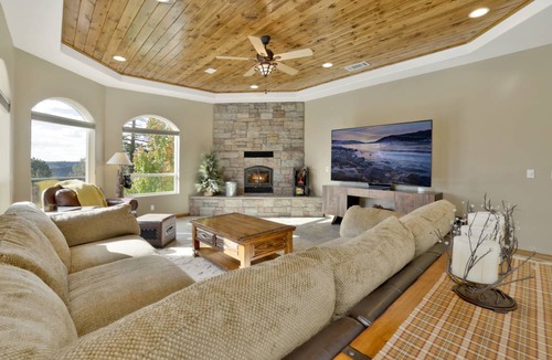 Castle Glen Estates Cabin | 487 m² Cabin ∙ 5 bedrooms ∙ 12 guests