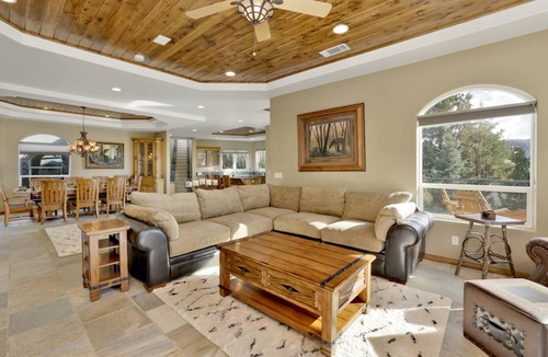 Castle Glen Estates Cabin | 487 m² Cabin ∙ 5 bedrooms ∙ 12 guests
