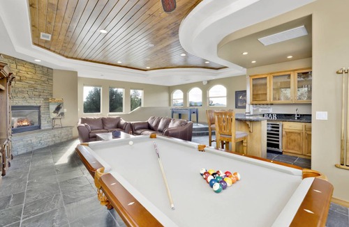 Castle Glen Estates Cabin | 487 m² Cabin ∙ 5 bedrooms ∙ 12 guests
