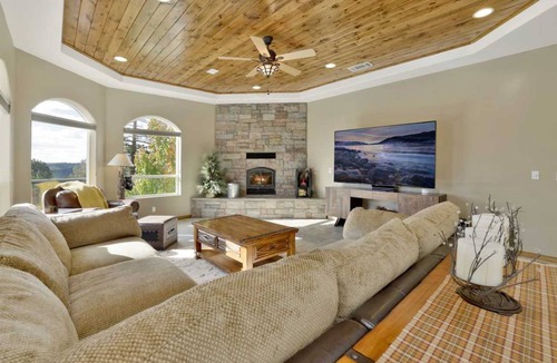 Castle Glen Estates Cabin | 487 m² Cabin ∙ 5 bedrooms ∙ 12 guests