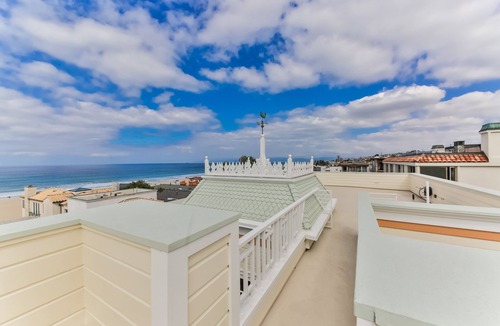 The Strand House | 4BD/4BA. Ocean views & garage parking. Beach & Bike path. Walk to Restaurants.