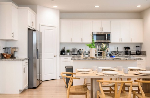 Ontario Villa | 4BR/3BA/6BEDS/Close to the airport/Quality furniture/Comfortable/Clean