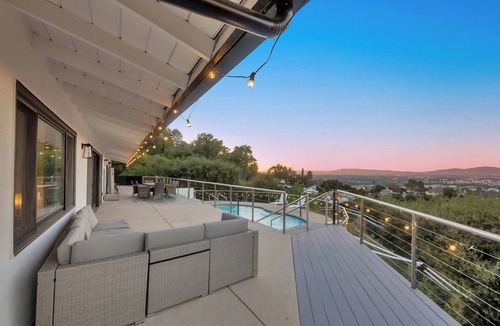 Los Angeles House | 4BR Hilltop Villa by Universal Studios with Pool and Jacuzzi Amazing Views