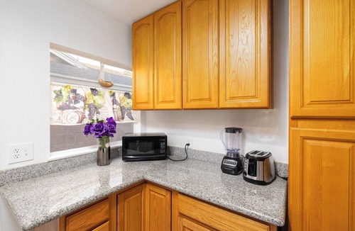 Bassett House | 5 BD - Lg Master Suite - Max Parking