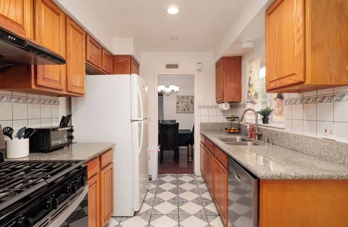 Bassett House | 5 BD with Natural Lighting, AC, W/D