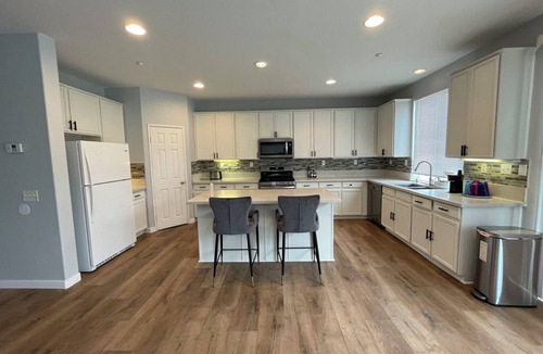 Fontana House | 5 bds large house,Near Airport Ontario Mills,free parking,pets friendly.