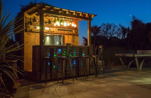 Tavistock House | 5 Bed House-Sleeps 14-Hot Tub-Bar-Garden-Parking