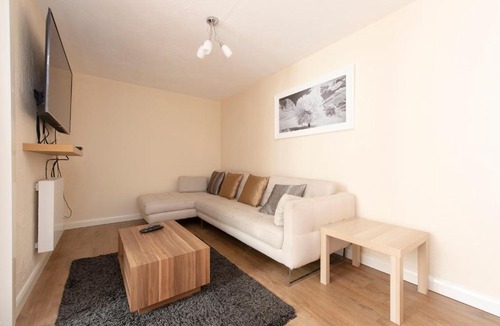 Thamesmead East Apartment | 5 Bed Town House with 8 beds and sleeps 10