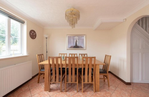 Thamesmead East Apartment | 5 Bed Town House with 8 beds and sleeps 10