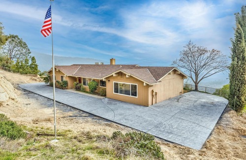 Oakhurst House | 5 Bedrooms &3 Bathrooms House spacious living room and amazing View of Oakhurst