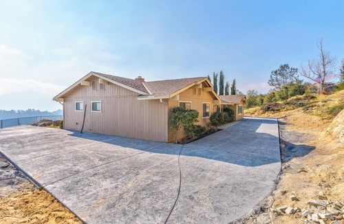 Oakhurst House | 5 Bedrooms &3 Bathrooms House spacious living room and amazing View of Oakhurst