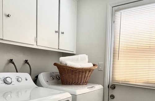 Lawndale House | 5 Beds Comfortable, Spacious, Modern Entire Home - Central AC, 2 Covered Parking