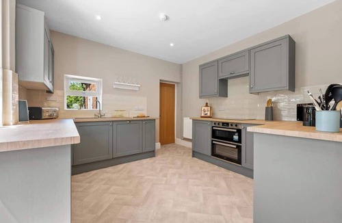 Gloucester House | 5-BR Luxe Manor, Games Room, w/Parking, Sleeps 12