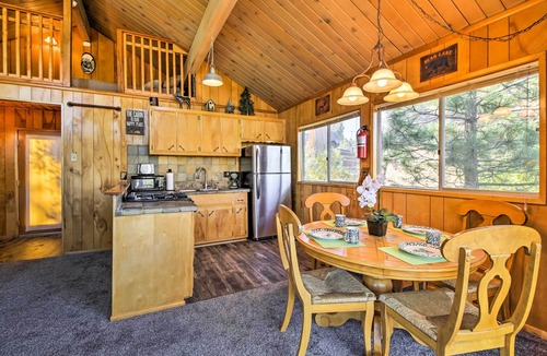 Big Bear Cabin | 5 Mi to Big Bear Mtn Resort: Cozy Cabin w/Deck