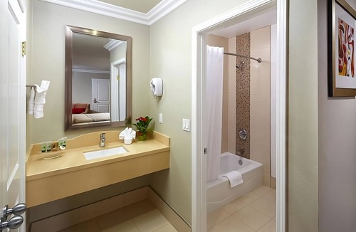 Anaheim Resort Hotel | 5-Min Walk to Disney – Cozy Stay w/Pool & Parking Near Parks!