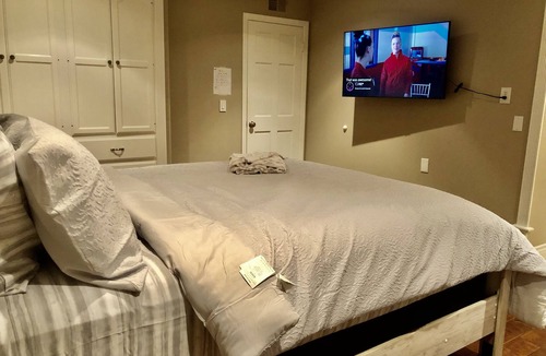 Huntington Beach House | 5 mins drive to the beach- cozy 3 bds in beautiful neighbourhood.