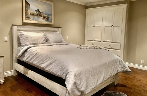 Huntington Beach House | 5 mins drive to the beach- cozy 3 bds in beautiful neighbourhood.