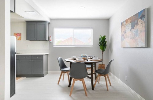 Alhambra Apartment | 5 Mins to DT Alhambra - Homey 2BR Apt W King Bed