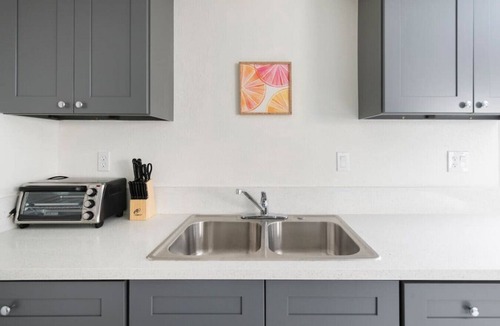 Alhambra Apartment | 5 Mins to DT Alhambra - Homey 2BR Apt W King Bed
