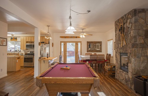 Tahoe Paradise House | 5 Star Comfort & Fun for everyone, 15 min to ski & lake. H.Tub, P.Tbl, LG yard