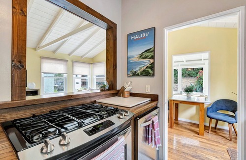 Laguna Beach House | 5 star-cottage with amazing deck&hot tub in town! Walk everywhere-no car needed