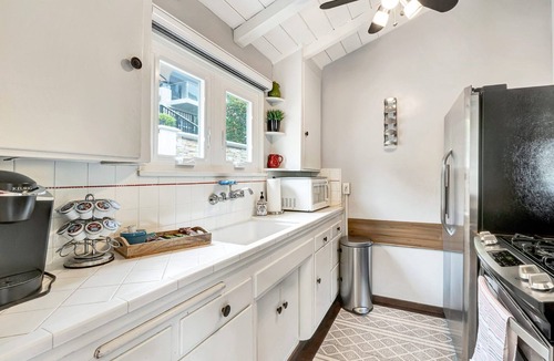 Laguna Beach House | 5 star-cottage with amazing deck&hot tub in town! Walk everywhere-no car needed