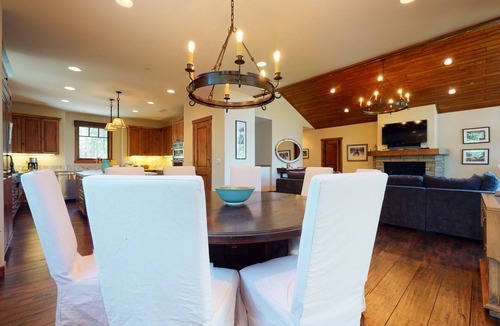 Mammoth Lakes Condo | 5-Star Luxury Home on Golf Course. Jacuzzi, Laundry, Gas Grill. Double Garage