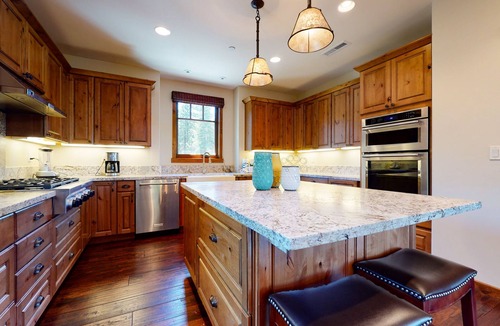 Mammoth Lakes Condo | 5-Star Luxury Home on Golf Course. Jacuzzi, Laundry, Gas Grill. Double Garage