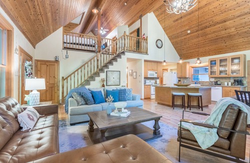 Weed House | 5 Star Winter Wonderland Chalet in Mt. Shasta
