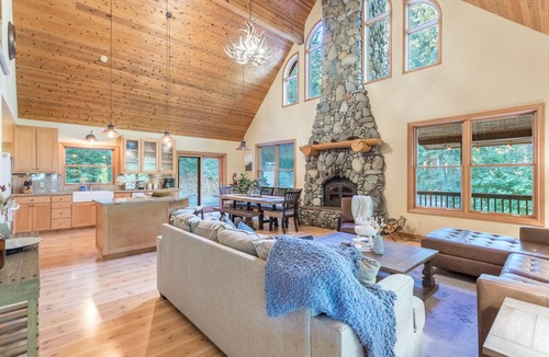 Weed House | 5 Star Winter Wonderland Chalet in Mt. Shasta