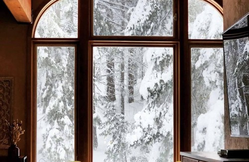 Weed House | 5 Star Winter Wonderland Chalet in Mt. Shasta