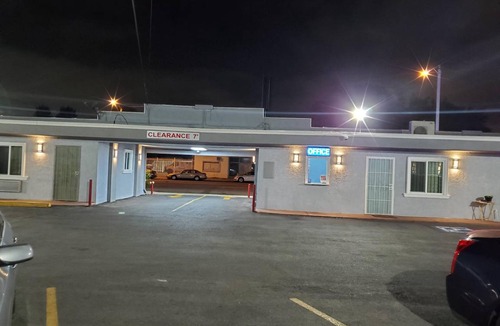 Compton Hotel | 500 m² Motel ∙ 3 guests