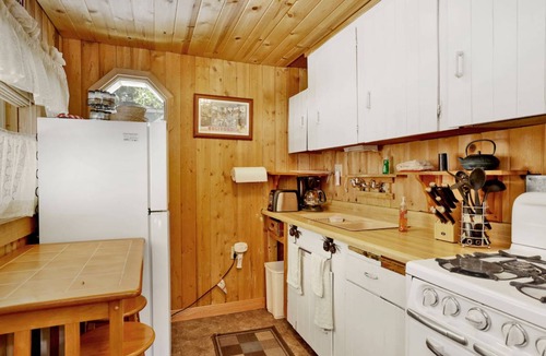Summit Estates Cabin | 52 m² Cabin ∙ 2 bedrooms ∙ 4 guests