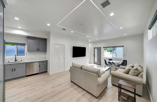 Tarzana House | 5841 Vanalden Ave 3 bedroom 2 1/2 bath House All the amenity includes.
