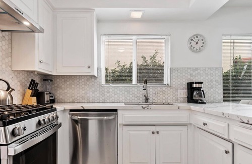Valley Glen House | 5bed 3bath home with piano in Los Angeles by Universal studio & Hollywood-10