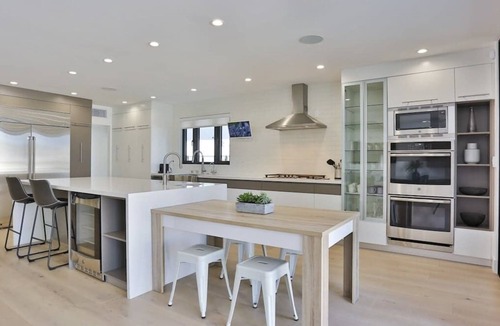 Mid-Wilshire House | 5Bed West Hollywood Home w/Pool & Guest House